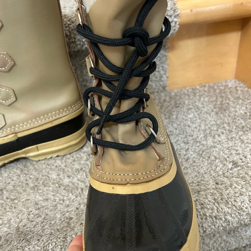 Vintage Sorel Manitou Lace Up Boots. Wool liner with faux fur trim. Y2K. Winter